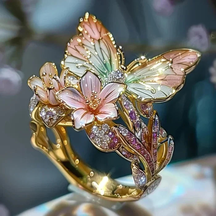 Vintage Gold Ring with Floral Design